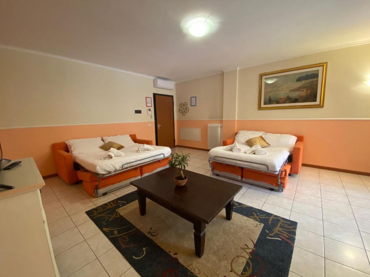 Ferretti Residence Garda Palace Пескиера дел Гарда Екстериор снимка