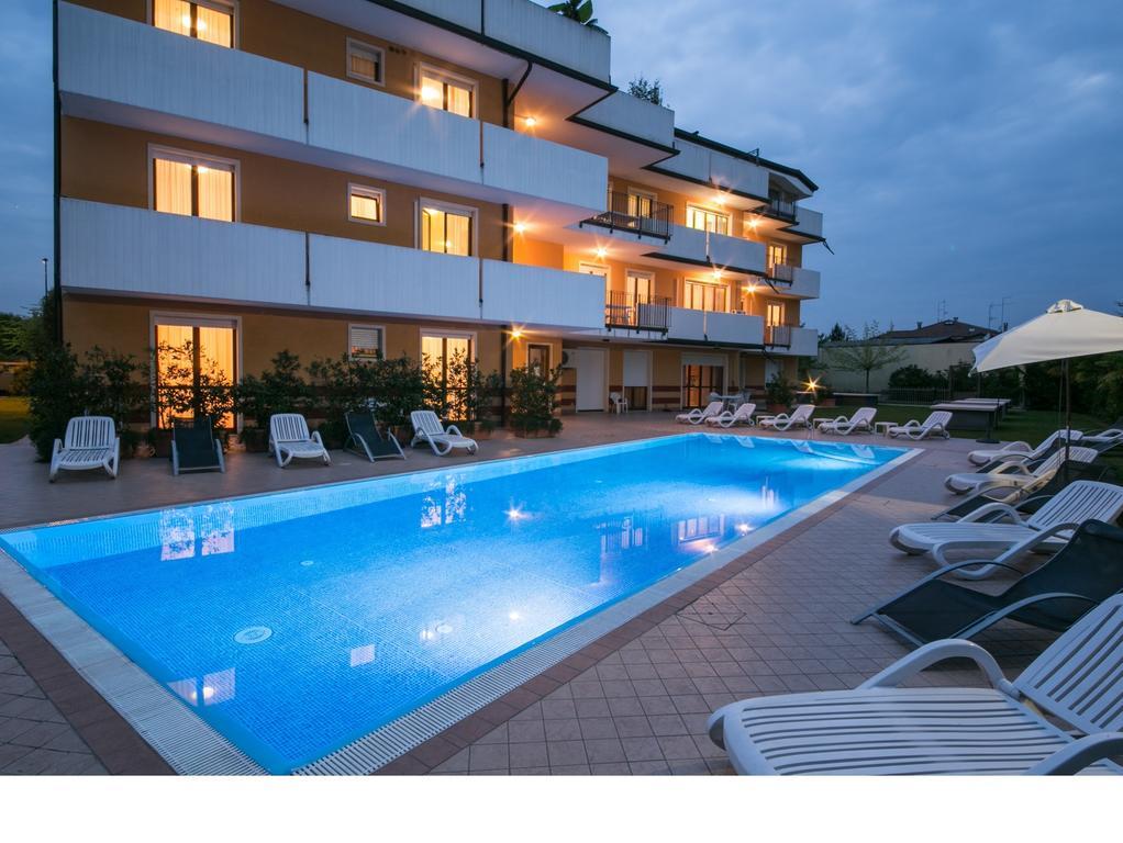 Ferretti Residence Garda Palace Пескиера дел Гарда Екстериор снимка