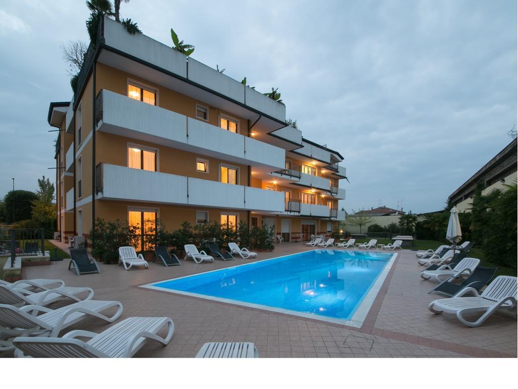 Ferretti Residence Garda Palace Пескиера дел Гарда Екстериор снимка