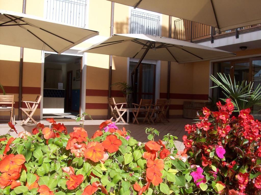 Ferretti Residence Garda Palace Пескиера дел Гарда Екстериор снимка