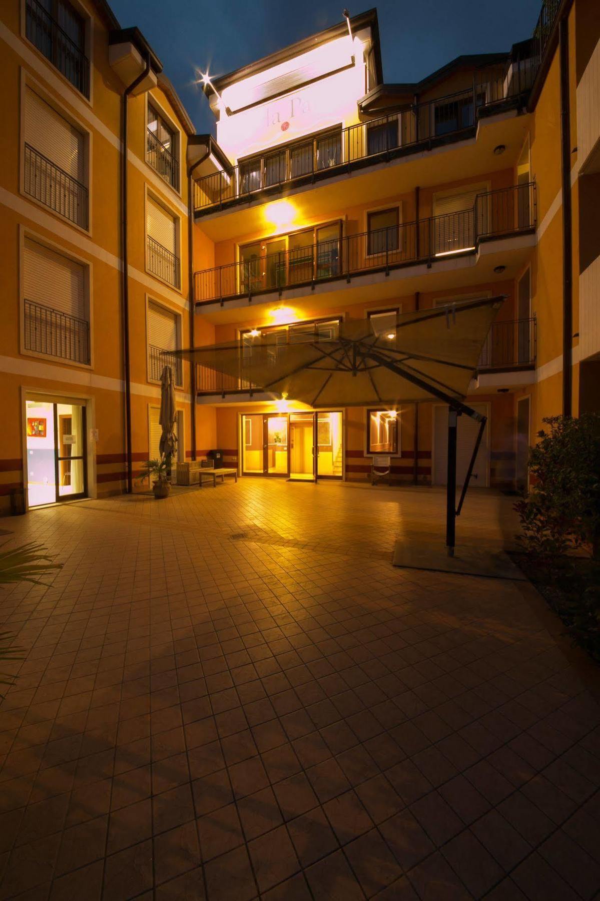 Ferretti Residence Garda Palace Пескиера дел Гарда Екстериор снимка
