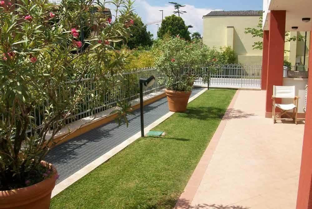 Ferretti Residence Garda Palace Пескиера дел Гарда Екстериор снимка