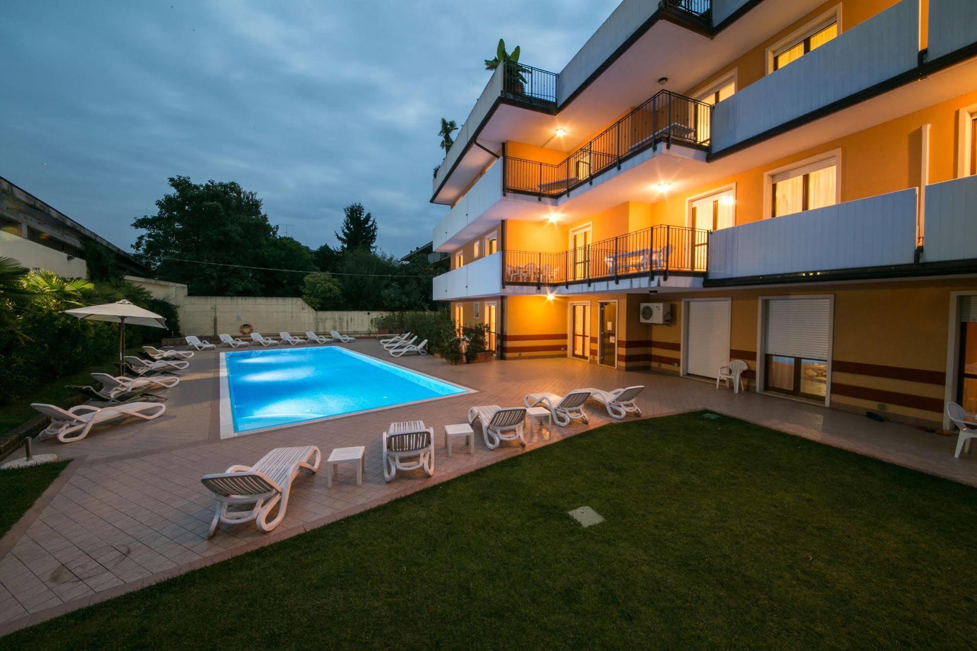 Ferretti Residence Garda Palace Пескиера дел Гарда Екстериор снимка