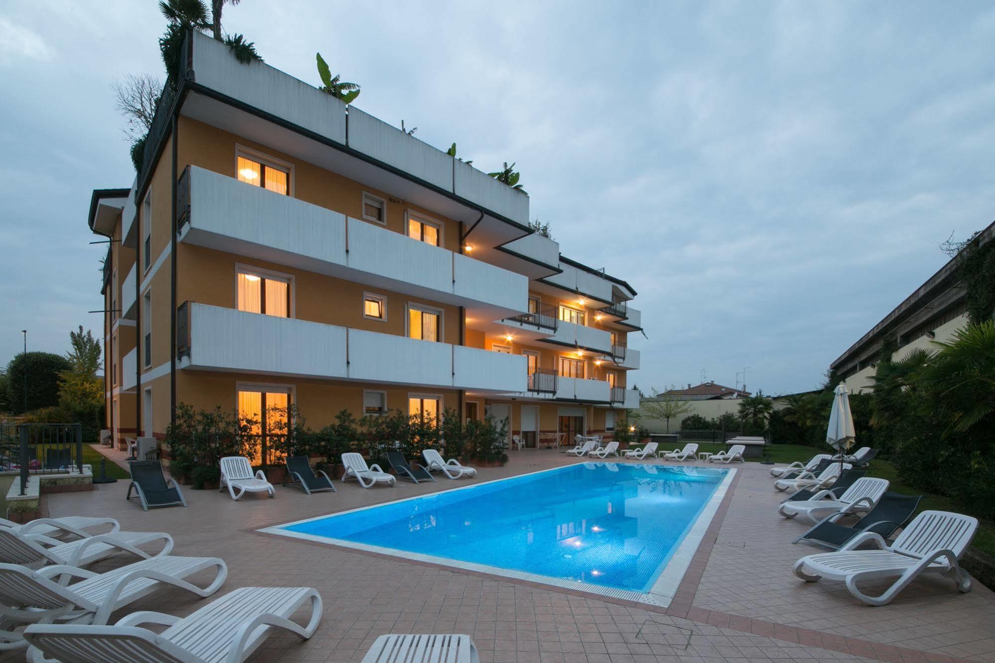 Ferretti Residence Garda Palace Пескиера дел Гарда Екстериор снимка