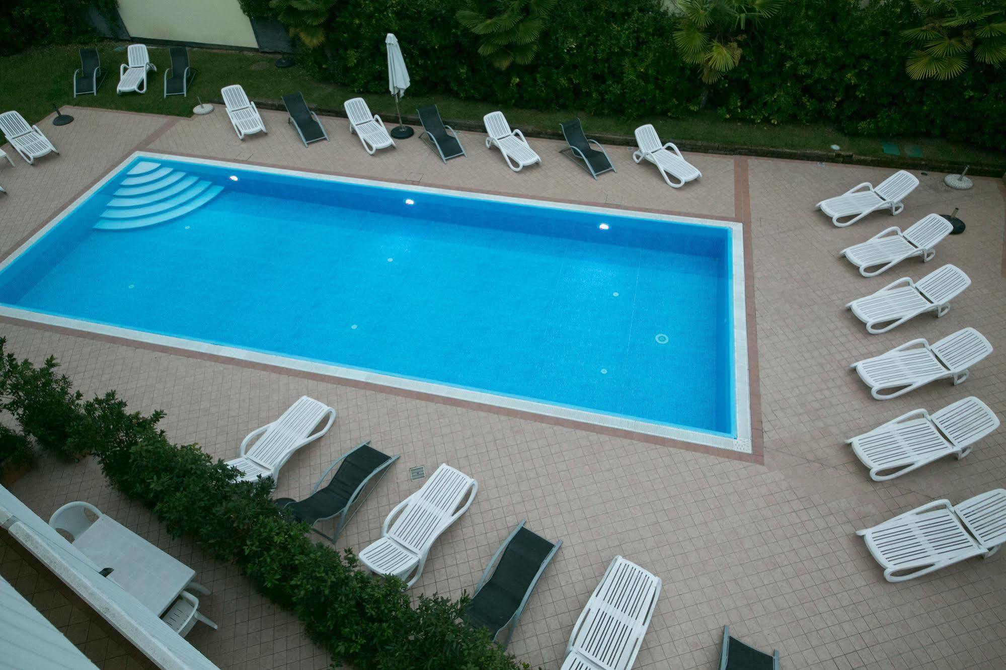 Ferretti Residence Garda Palace Пескиера дел Гарда Екстериор снимка