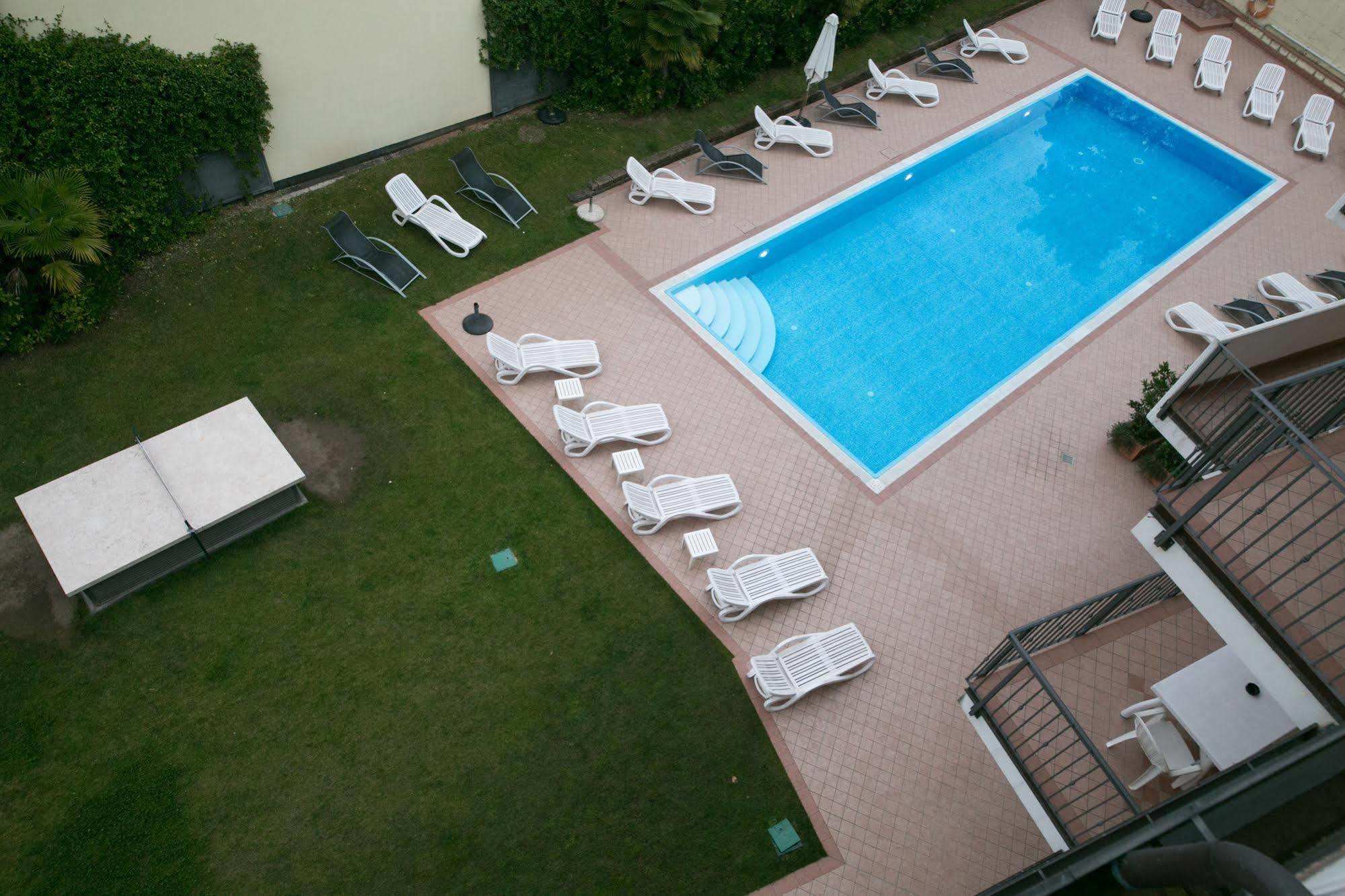 Ferretti Residence Garda Palace Пескиера дел Гарда Екстериор снимка